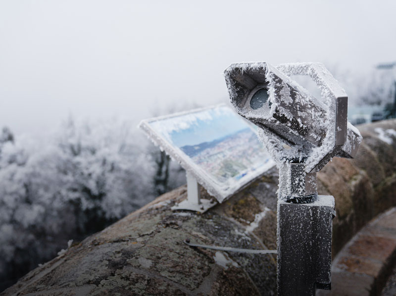 Low-temperature battery for outdoor surveillance